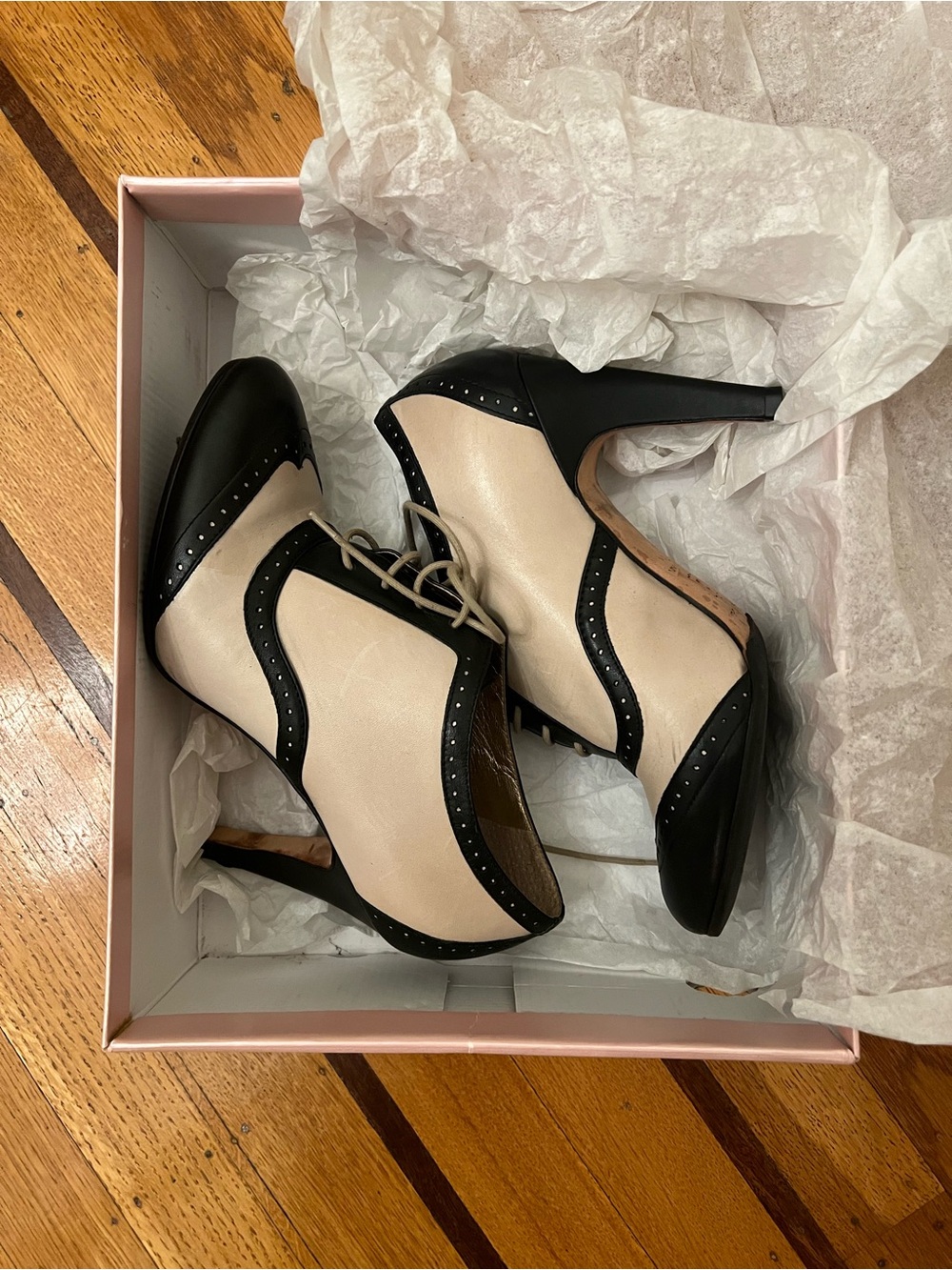 Pour La Victoire “Penelope” Two-Tone Black & Cream Wingtip Lace-up Oxford Heels - Picture 9 of 11